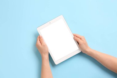 Renkli arka planda modern tablet bilgisayarlı eller