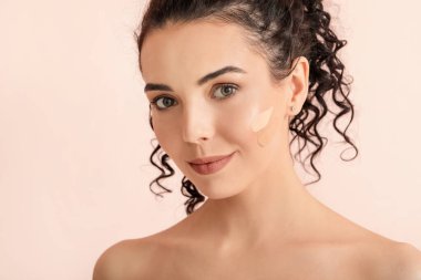 Yüzünde temeli olan güzel, genç bir kadın.