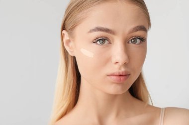 Yüzünde gri bir altyapısı olan güzel bir genç kadın.