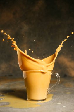 Masaya serpilmiş bir fincan sıcak kahve.