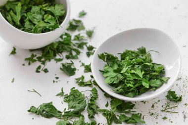 Beyaz arka planda kuru maydanozlu tabak