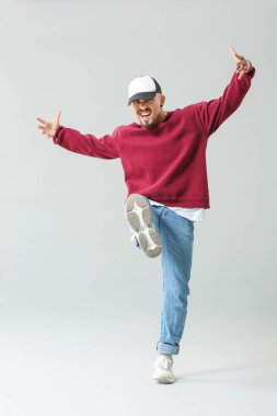 Gri arka planda erkek hip-hop dansçısı
