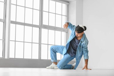 Stüdyoda erkek hip-hop dansçısı