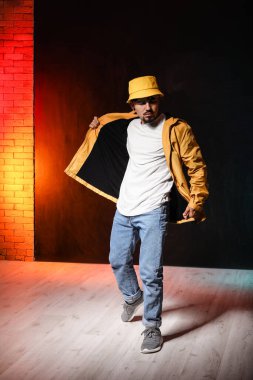 Stüdyoda erkek hip-hop dansçısı