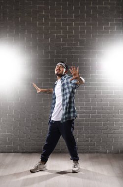 Stüdyoda erkek hip-hop dansçısı