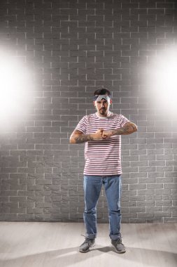 Stüdyoda erkek hip-hop dansçısı