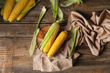 Tabakta taze mısır koçanı var.