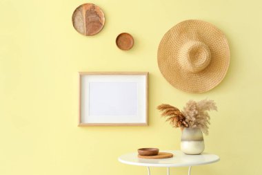 Fotoğraf çerçeveli odanın içi