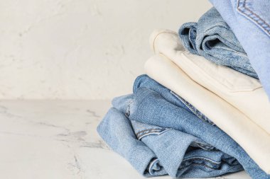 Pantolon yığını masanın üstünde.