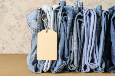 Masada şık pantolonlar.