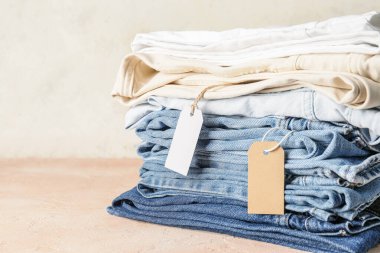 Pantolon yığını masanın üstünde.