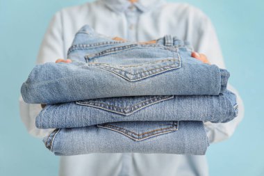 Renkli pantolonlu şık bir kadın, yakın plan.