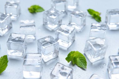 Gri arkaplanda buz küpleri ve nane şekeri