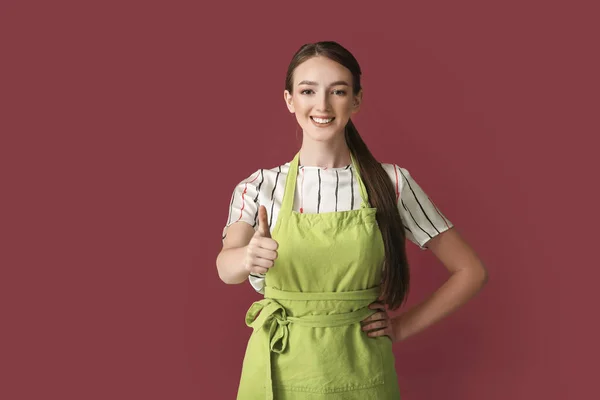 Junge Weibliche Barista Auf Farbigem Hintergrund — Stockfoto