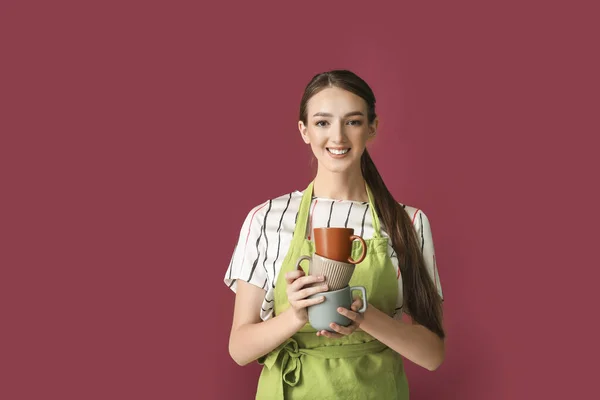 Junge Weibliche Barista Auf Farbigem Hintergrund — Stockfoto