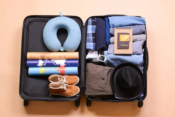 Koffer Gepackt Auf Farbigem Hintergrund Reisekonzept — Stockfoto