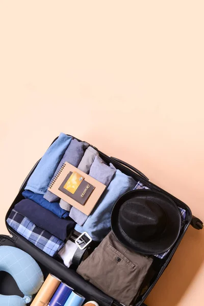 Koffer Gepackt Auf Farbigem Hintergrund Reisekonzept — Stockfoto