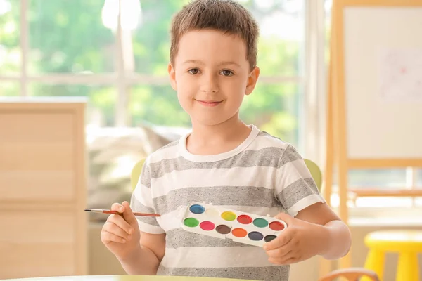 Cute Little Boy Kolorowanki Zdjęcia Domu — Zdjęcie stockowe
