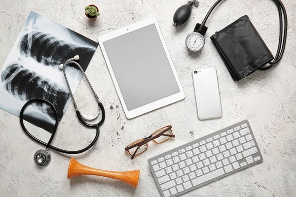 Composizione Con Tablet Sul Posto Lavoro Del Medico — Foto Stock