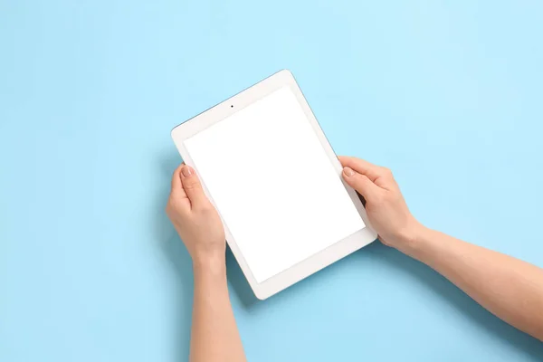 Χέρια Σύγχρονο Υπολογιστή Tablet Στο Φόντο Χρώμα — Φωτογραφία Αρχείου