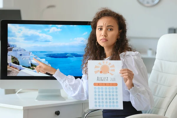 Triste Mujer Negocios Con Calendario Soñando Con Vacaciones Oficina —  Fotos de Stock