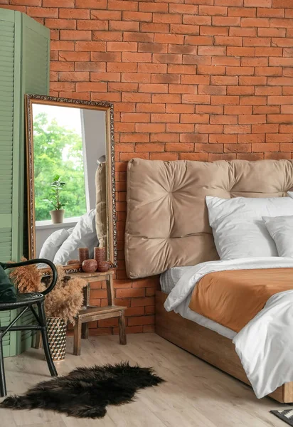 美しいスタイリッシュなベッドルームのインテリア — ストック写真