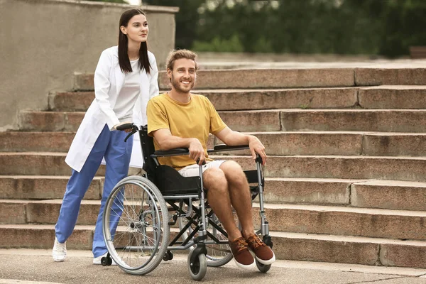 Médecin Jeune Homme Fauteuil Roulant Extérieur — Photo