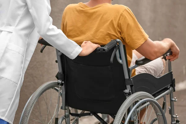 Doctor Young Man Wheelchair Outdoors — Stock Photo, Image