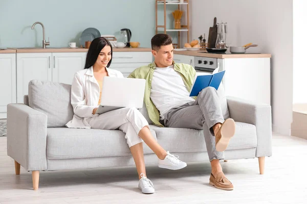 Young Couple Relaxing Sofa Home — Stock Photo, Image