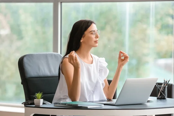 Young Woman Meditating Workplace Office — Stock Photo, Image