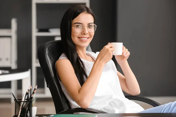 Giovane Donna Che Beve Caffè Mentre Rilassa Ufficio — Foto Stock