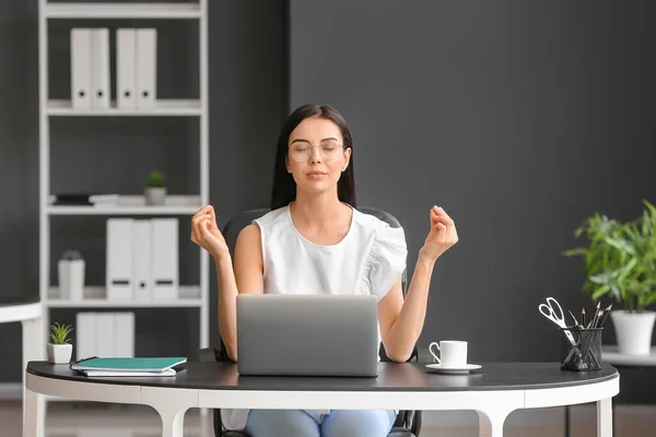 Jovem Mulher Meditando Local Trabalho Escritório — Fotografia de Stock