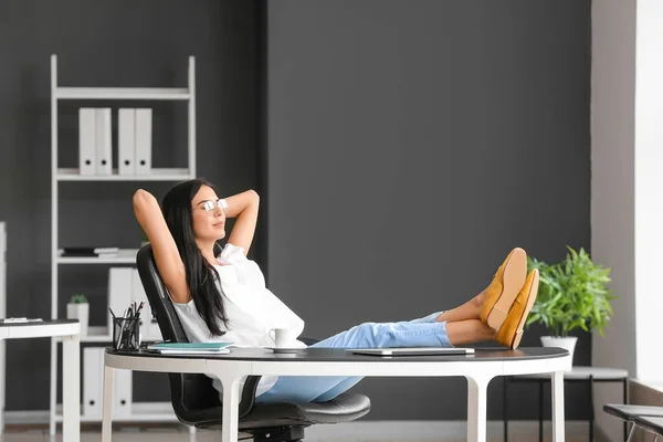 Young Woman Relaxing Workplace Office — Stock Photo, Image
