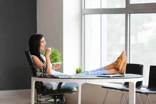 Mujer Joven Tomando Café Mientras Relaja Oficina — Foto de Stock