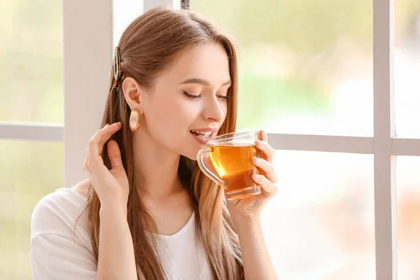 Mooie Jonge Vrouw Die Thuis Thee Drinkt — Stockfoto