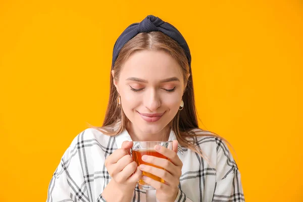 Hermosa Mujer Joven Con Taza Sobre Fondo Color — Foto de Stock