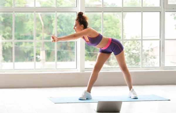 Sporty Young Woman Laptop Training Home — Stock Photo, Image