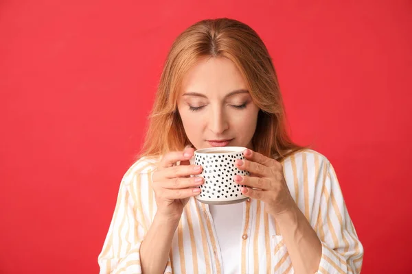 Bella Donna Con Tazza Sfondo Colore — Foto Stock