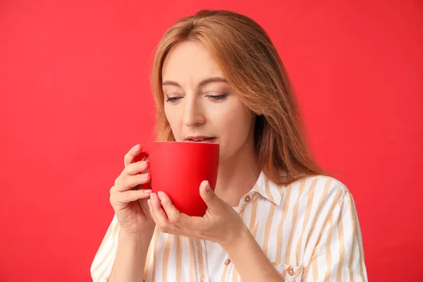 Bella Donna Con Tazza Sfondo Colore — Foto Stock