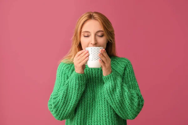 Schöne Frau Mit Einer Tasse Tee Auf Farbigem Hintergrund — Stockfoto
