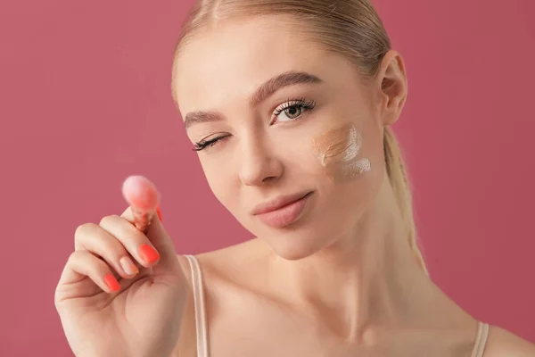 Hermosa Joven Con Fundación Cara Contra Fondo Color — Foto de Stock