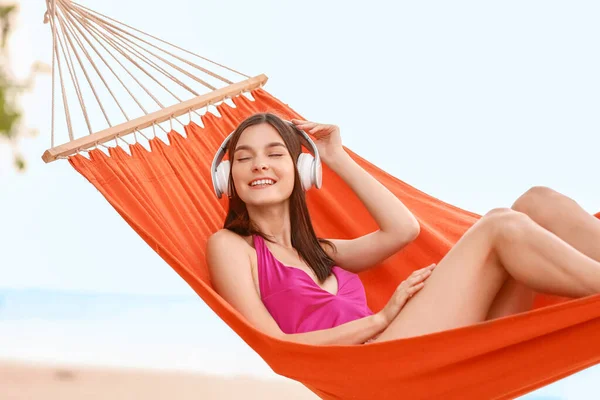 Hermosa Mujer Joven Escuchando Música Mientras Relaja Hamaca Playa Del — Foto de Stock