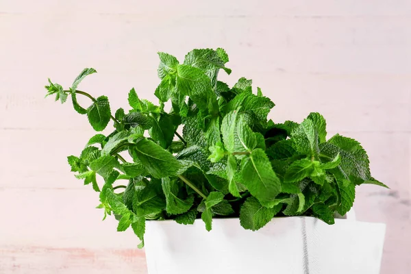 Menthe Verte Fraîche Dans Panier Sur Fond Bois Blanc — Photo