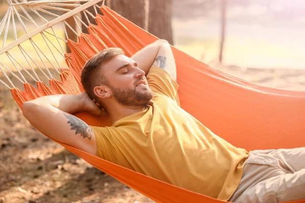 Mladý Muž Relaxuje Houpací Síti Venku — Stock fotografie