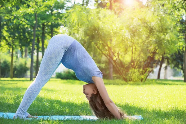 Mujer Embarazada Joven Practicando Yoga Aire Libre — Foto de Stock