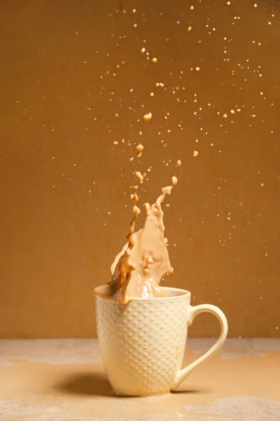 Filiżanka Gorącej Kawy Pluskiem Stole — Zdjęcie stockowe