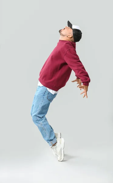 Mannelijke Hip Hop Danser Grijze Achtergrond — Stockfoto
