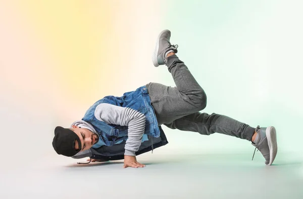 Man Hip Hop Dansare Färg Bakgrund — Stockfoto