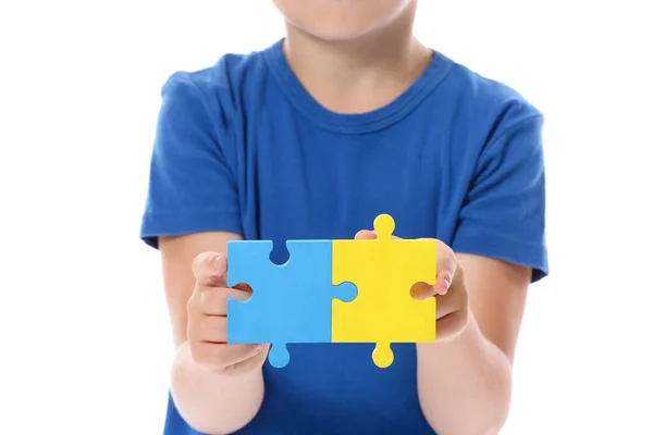 Kleiner Junge Mit Autistischer Störung Und Puzzleteilen Auf Weißem Hintergrund — Stockfoto