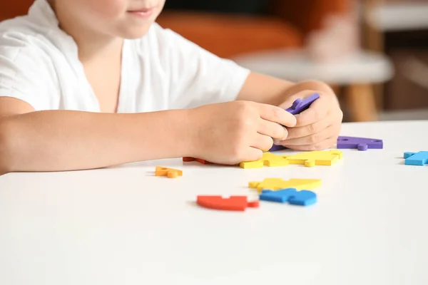 Mały Chłopiec Zaburzeniami Autystycznymi Robi Puzzle Domu — Zdjęcie stockowe